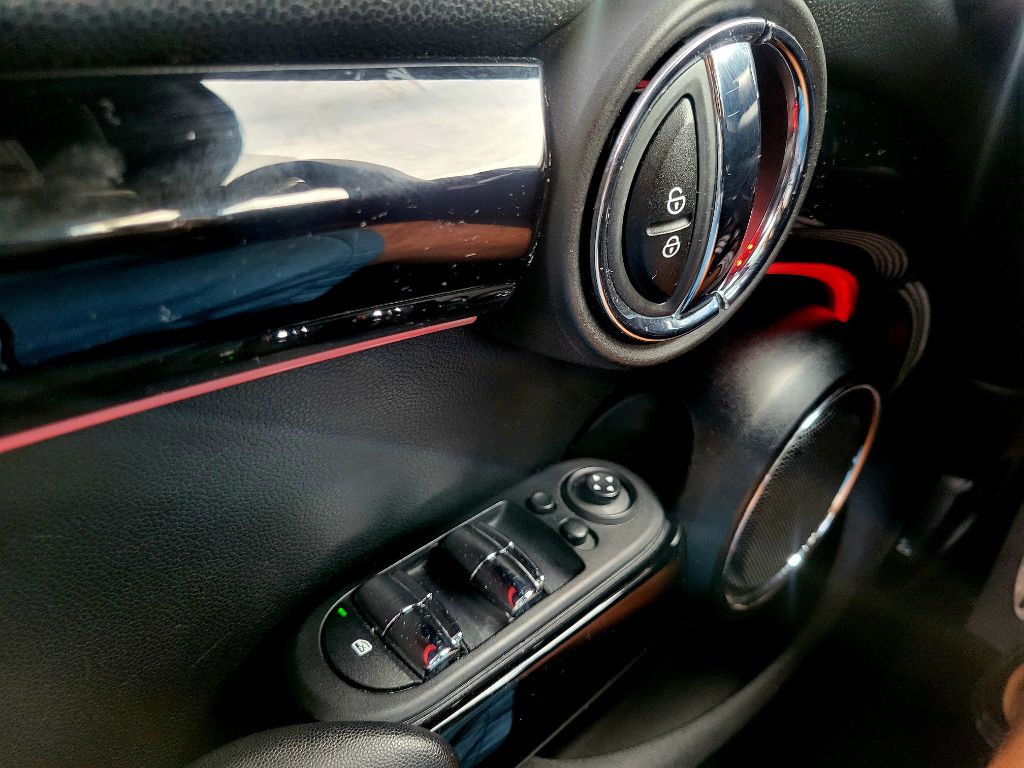 2015 MINI Cooper Image 22
