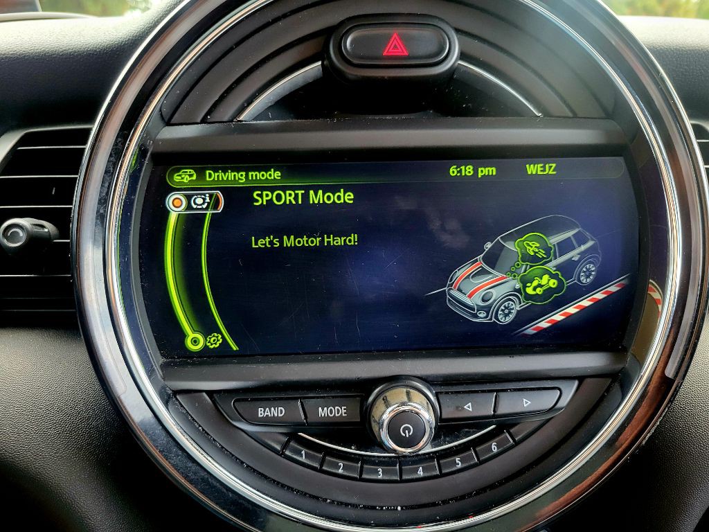 2015 MINI Cooper Image 26