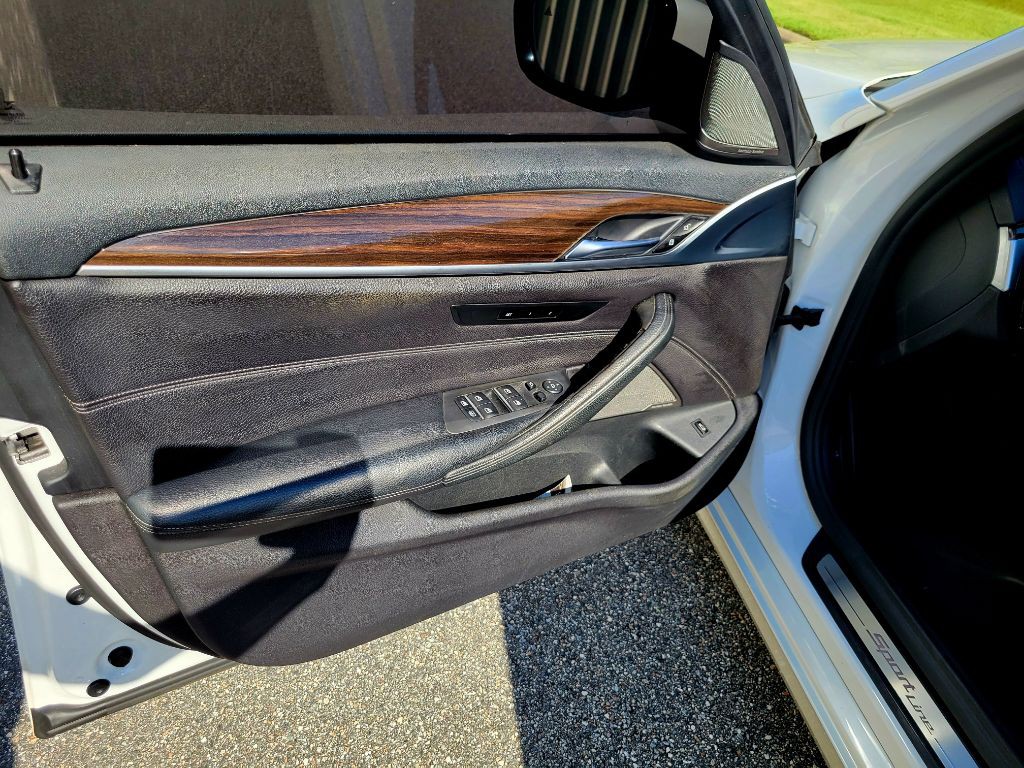2017 BMW 5 Series Image 10