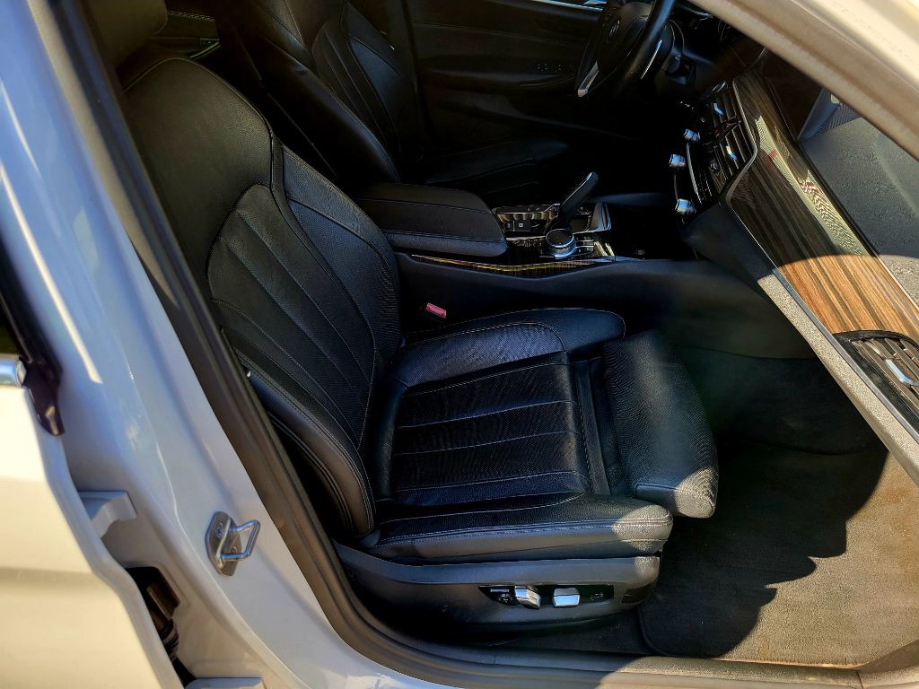 2017 BMW 5 Series Image 11