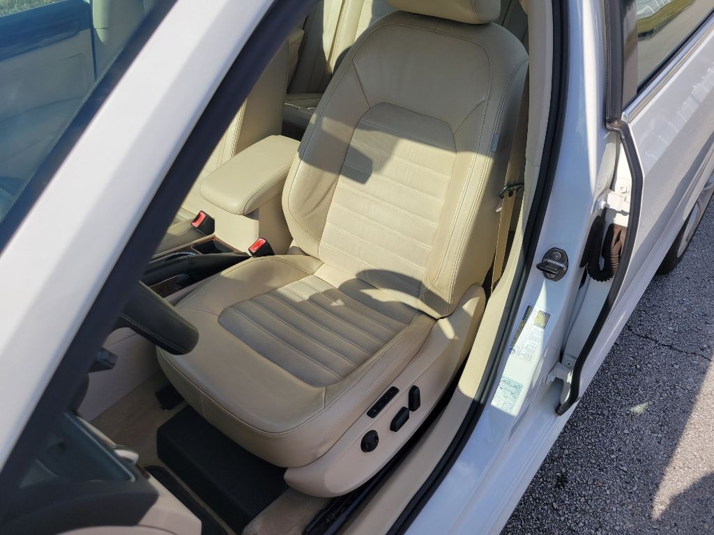2013 Volkswagen Passat Image 9