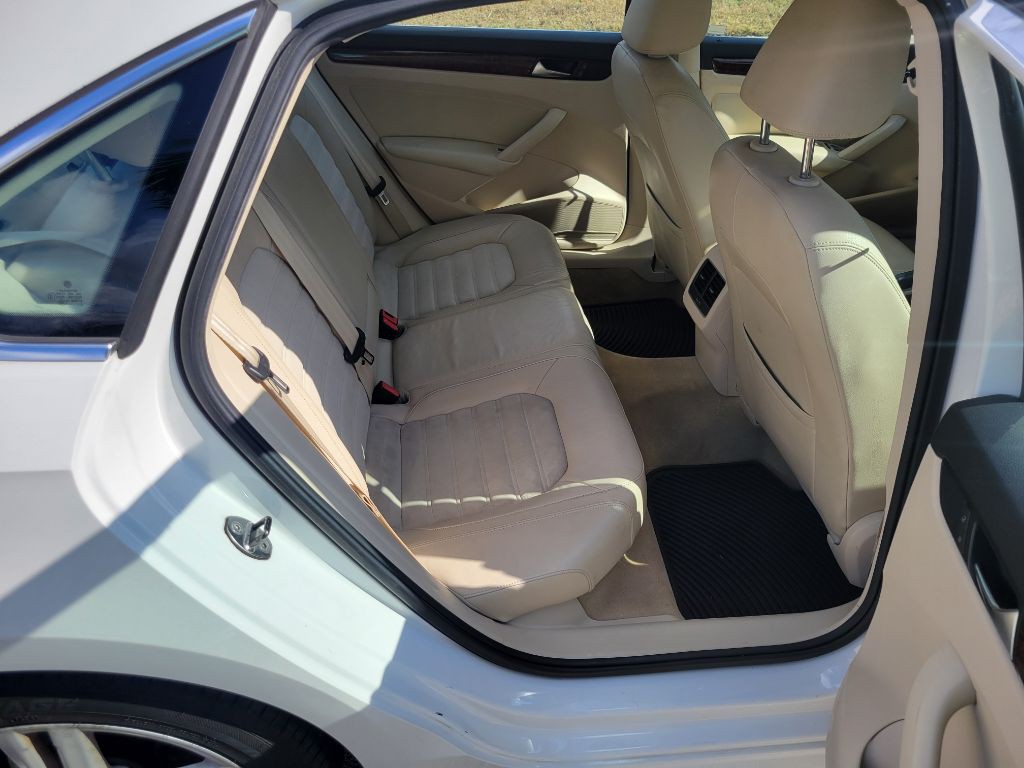 2013 Volkswagen Passat Image 12
