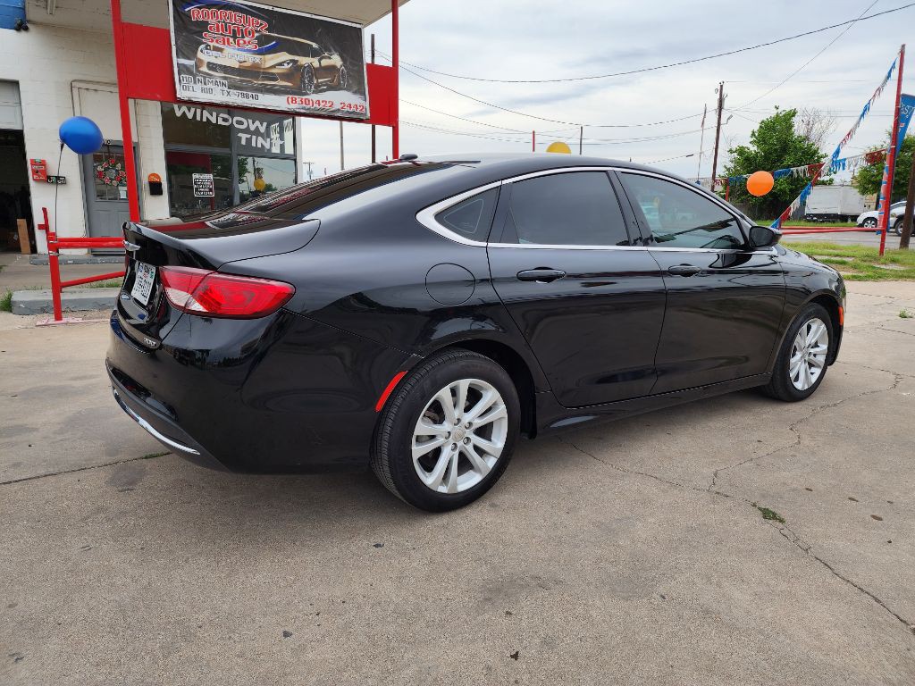 2015 Chrysler 200 Image 2