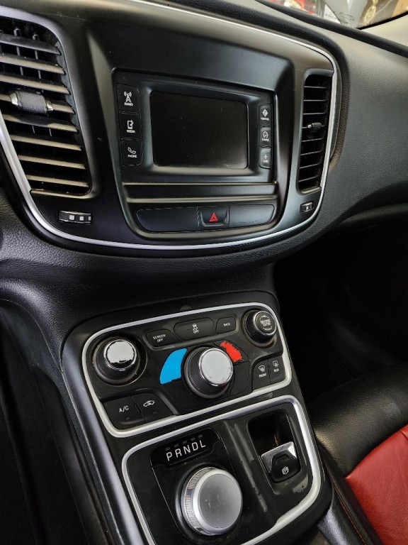 2015 Chrysler 200 Image 6