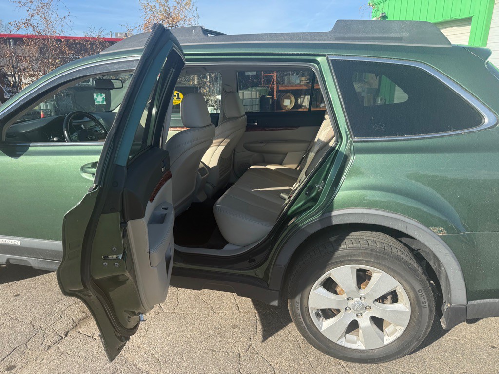 2010 Subaru Outback Image 8