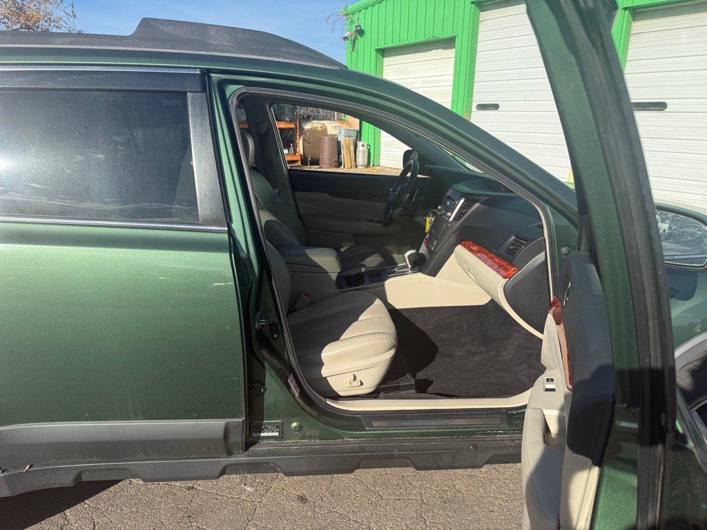 2010 Subaru Outback Image 10