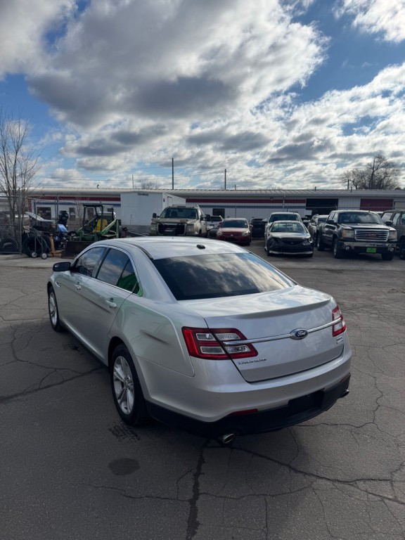 2015 Ford Taurus Image 4