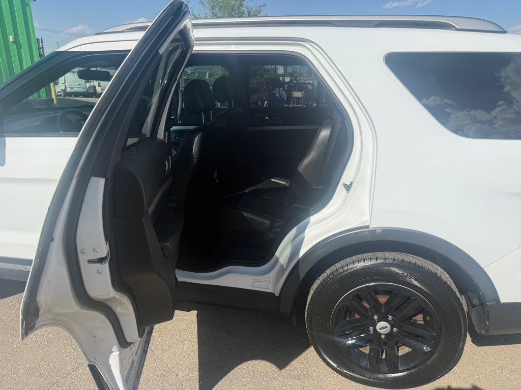 2017 Ford Explorer Image 8