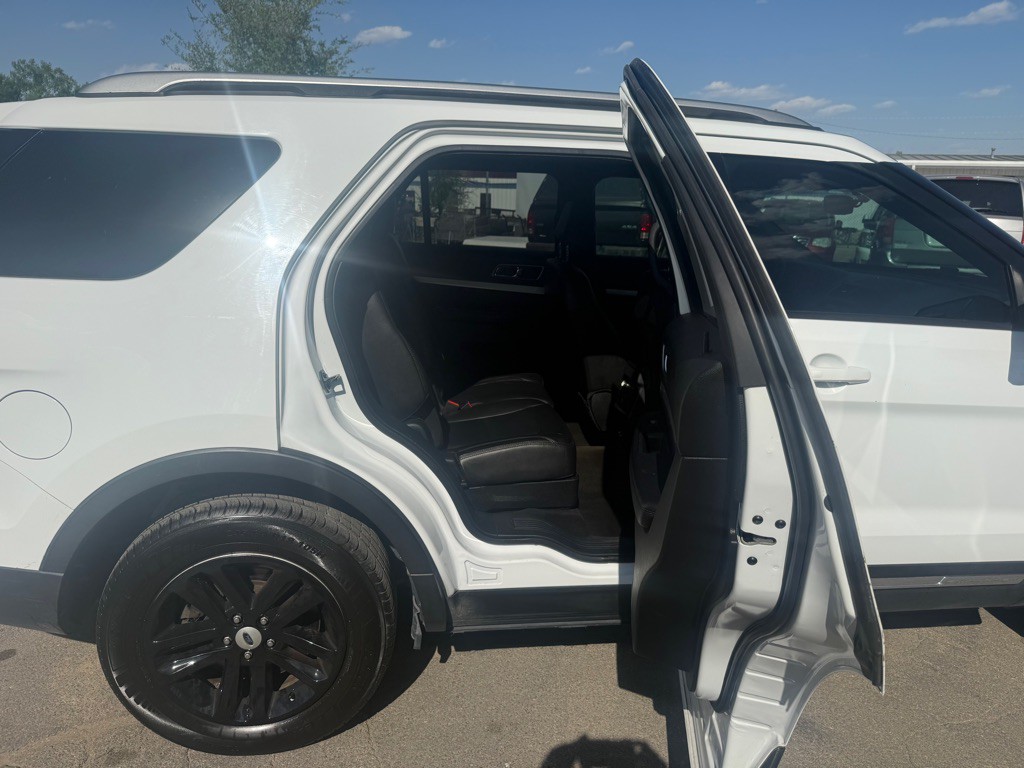 2017 Ford Explorer Image 9