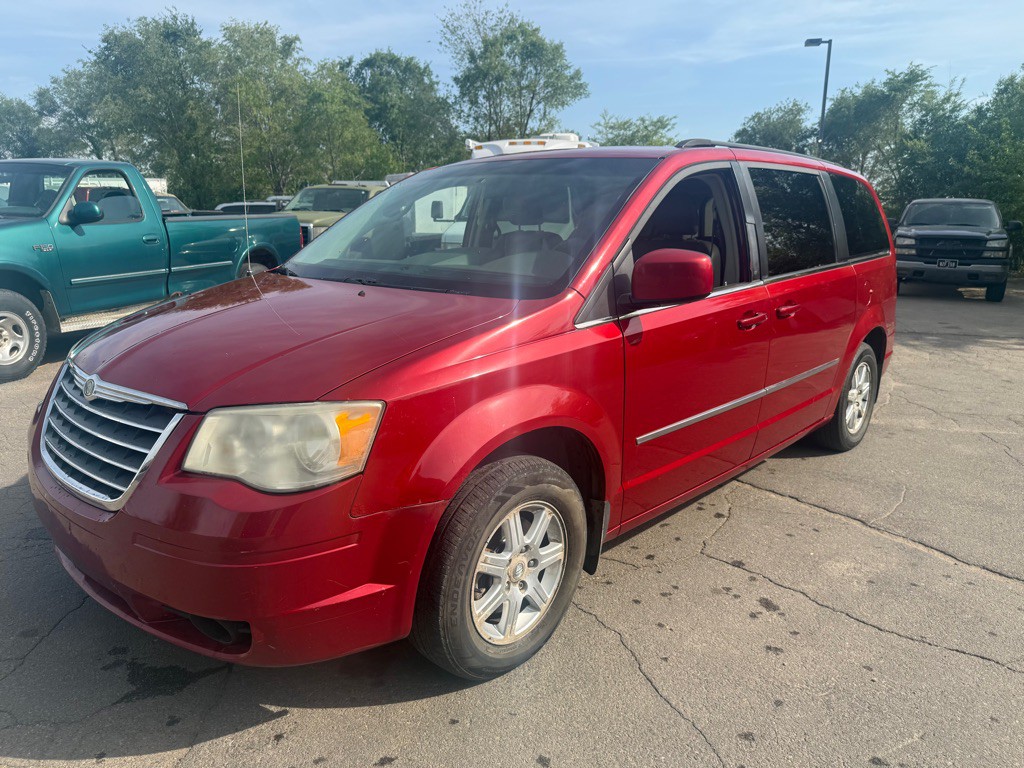 2009 Chrysler Town & Country Image 2