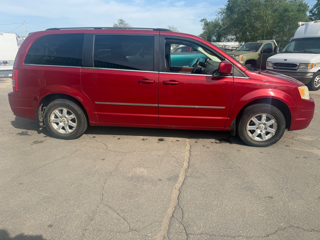 2009 Chrysler Town & Country Image 3