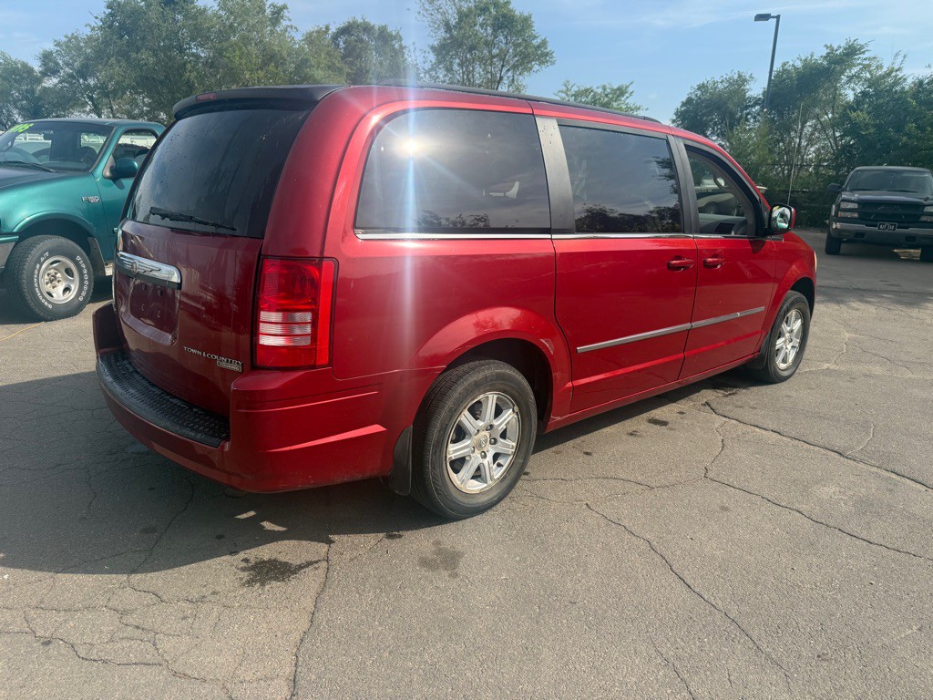 2009 Chrysler Town & Country Image 4