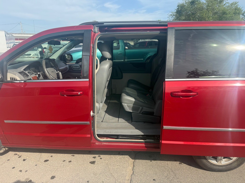 2009 Chrysler Town & Country Image 7