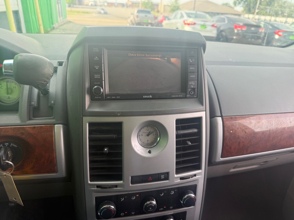 2009 Chrysler Town & Country Image 14