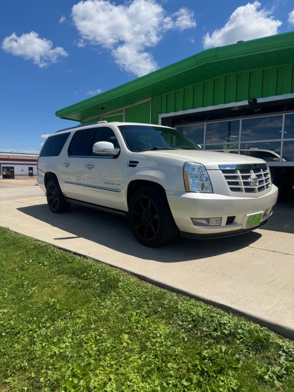 2013 Cadillac Escalade Image 2