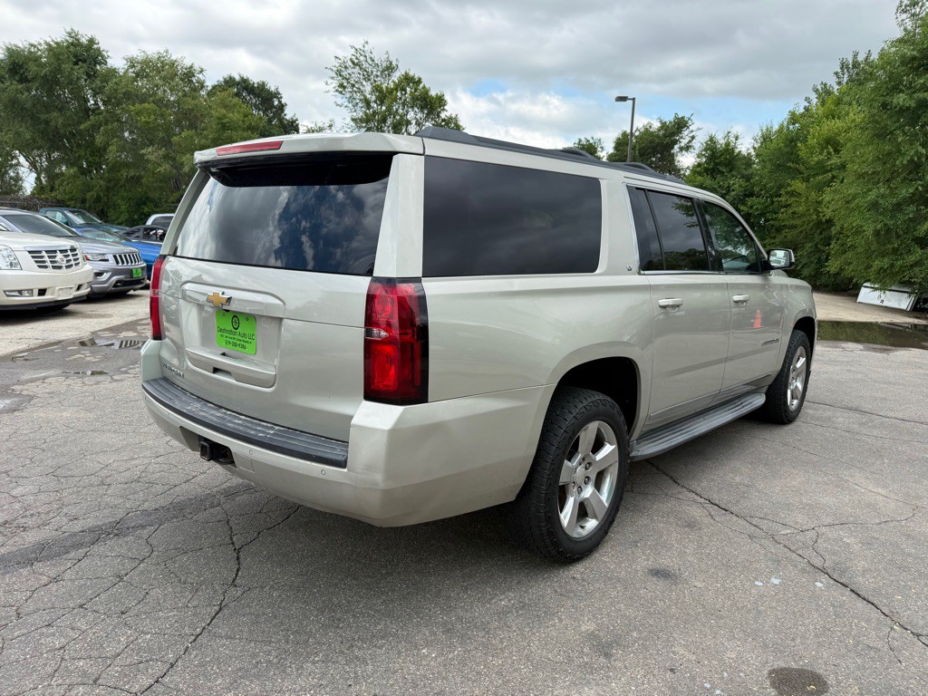 2015 Chevrolet Suburban Image 3
