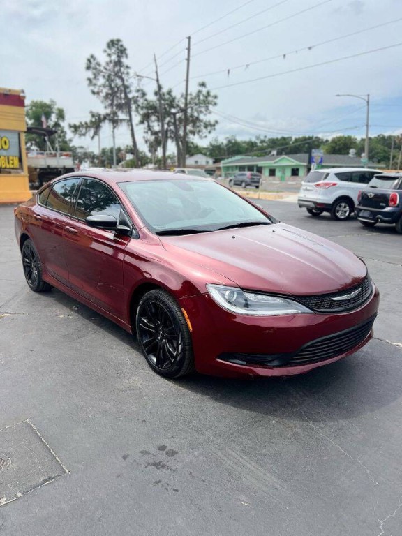 2017 Chrysler 200 Image 2