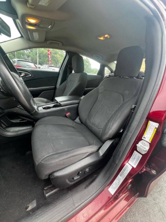 2017 Chrysler 200 Image 5