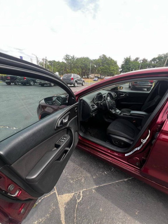 2017 Chrysler 200 Image 6