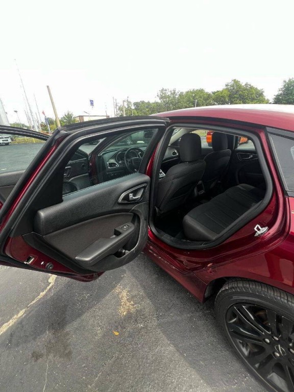 2017 Chrysler 200 Image 8
