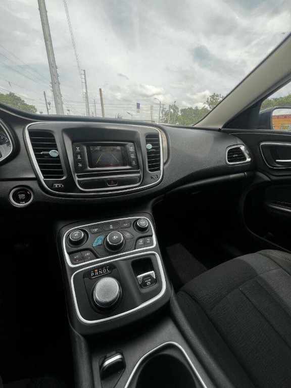 2017 Chrysler 200 Image 10