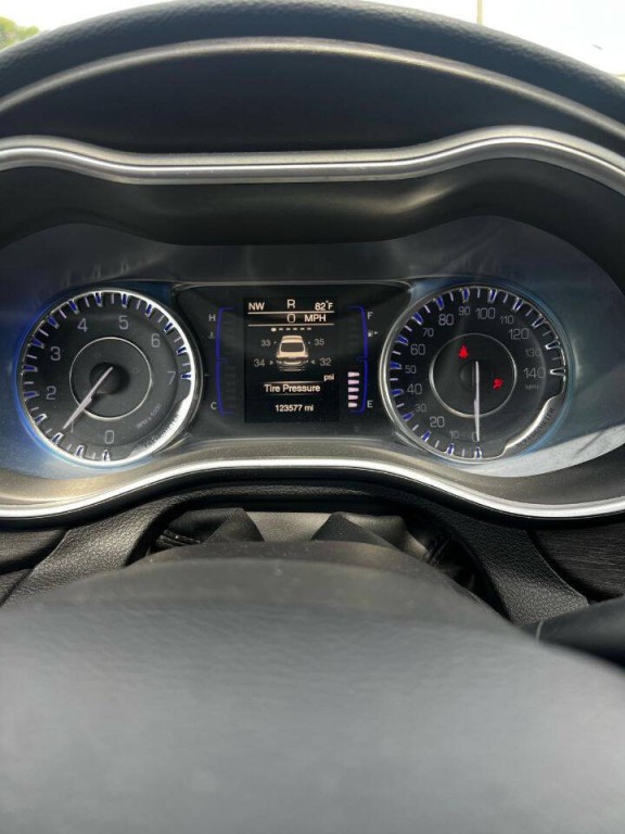 2017 Chrysler 200 Image 11