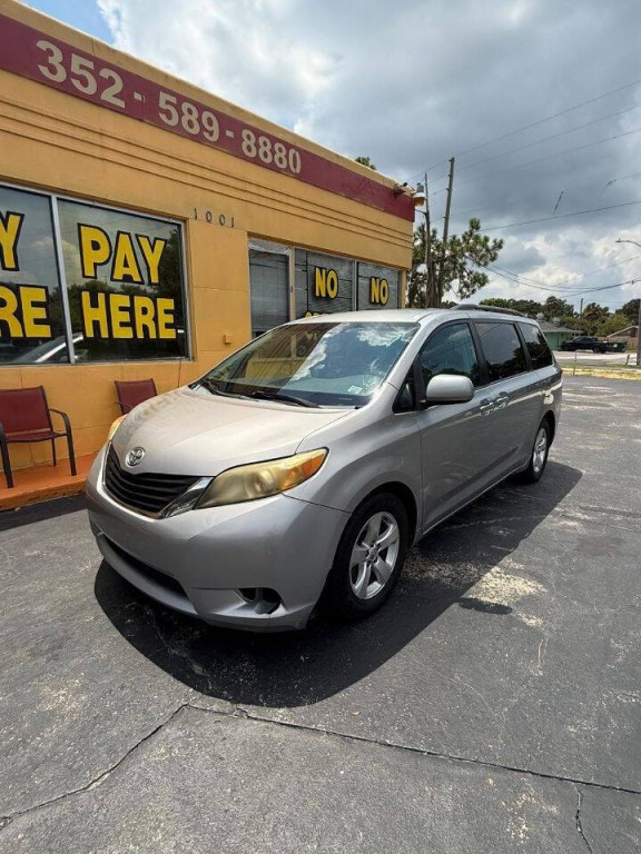 2013 Toyota Sienna Image 1