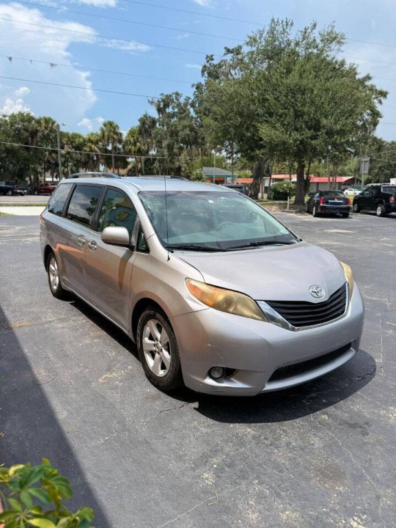 2013 Toyota Sienna Image 2