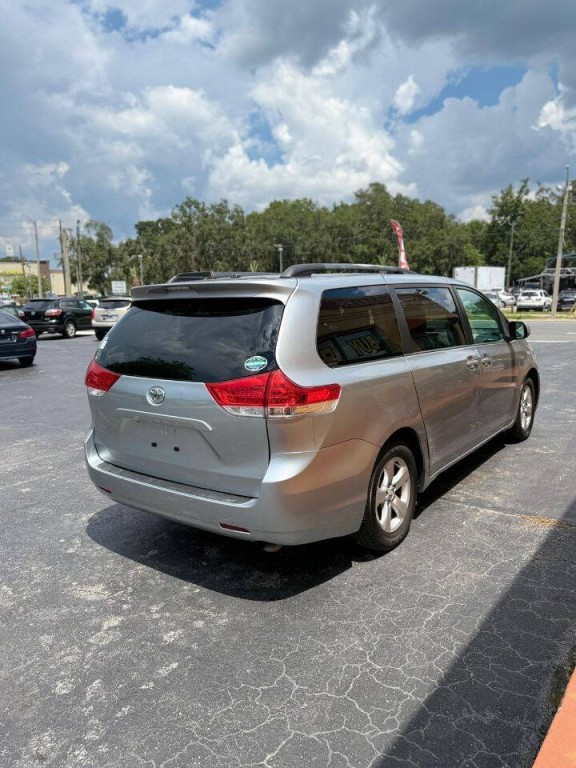 2013 Toyota Sienna Image 3