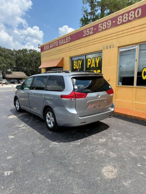 2013 Toyota Sienna Image 4