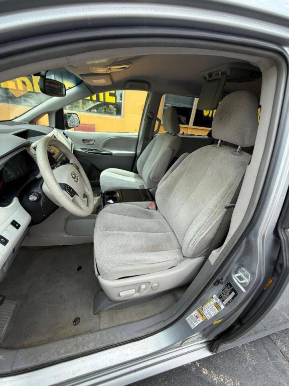 2013 Toyota Sienna Image 7