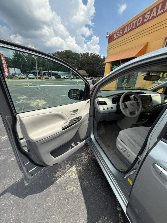 2013 Toyota Sienna Image 8