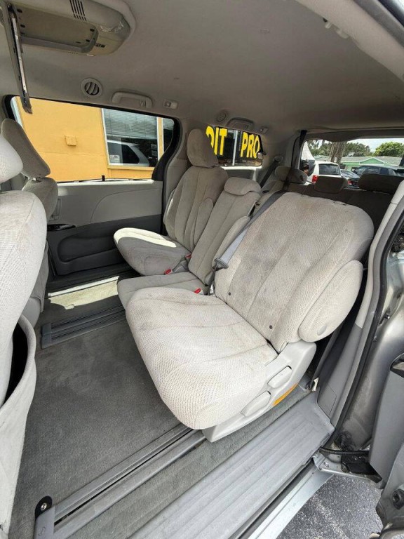 2013 Toyota Sienna Image 9