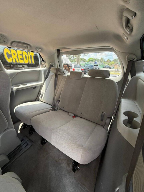2013 Toyota Sienna Image 10
