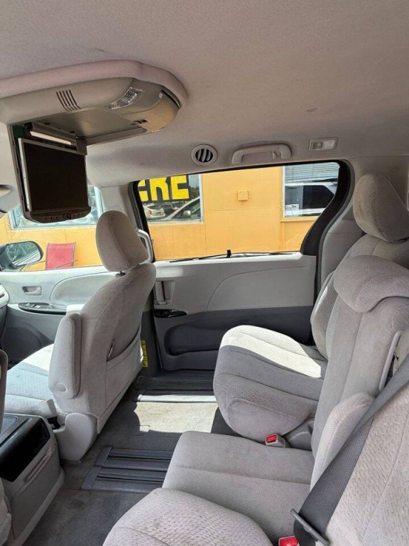 2013 Toyota Sienna Image 11