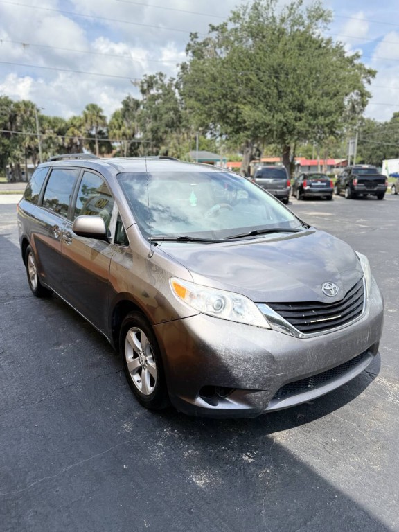 2011 Toyota Sienna Image 2