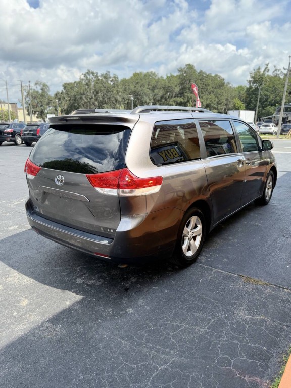 2011 Toyota Sienna Image 3