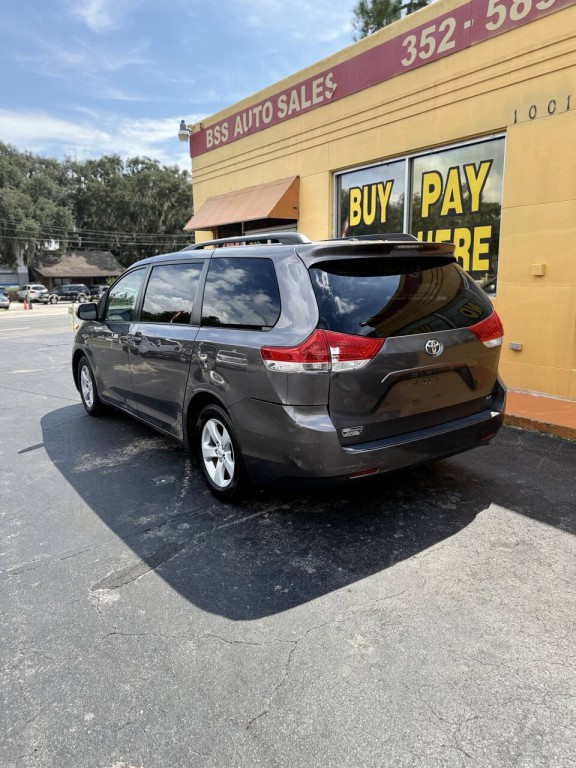 2011 Toyota Sienna Image 4