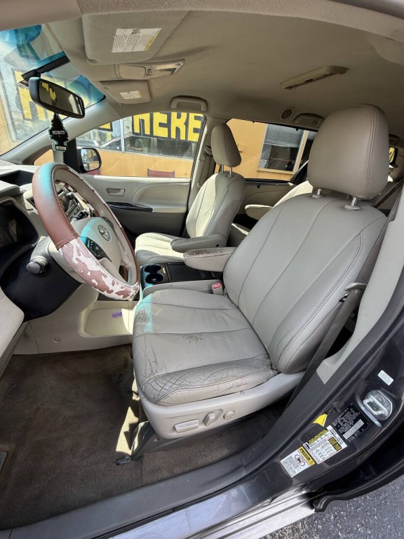 2011 Toyota Sienna Image 6