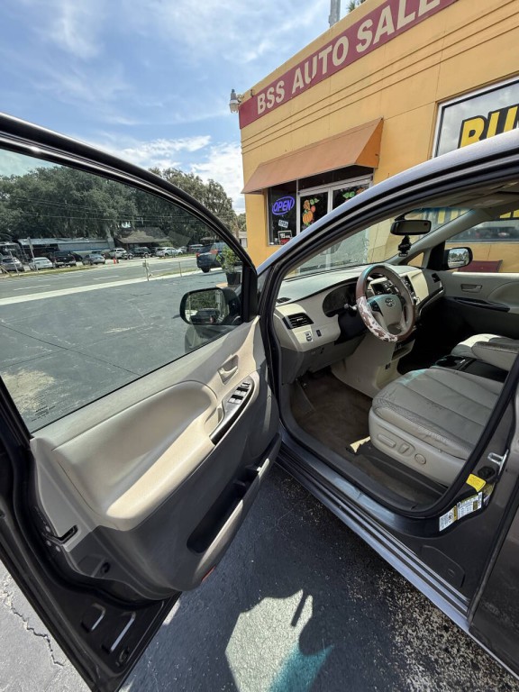 2011 Toyota Sienna Image 7