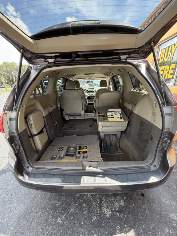 2011 Toyota Sienna Image 11