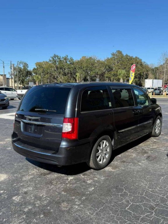 2013 Chrysler Town & Country Image 2