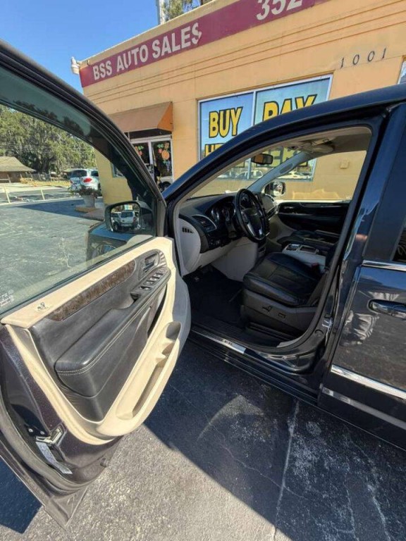 2013 Chrysler Town & Country Image 10