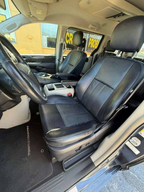 2013 Chrysler Town & Country Image 11