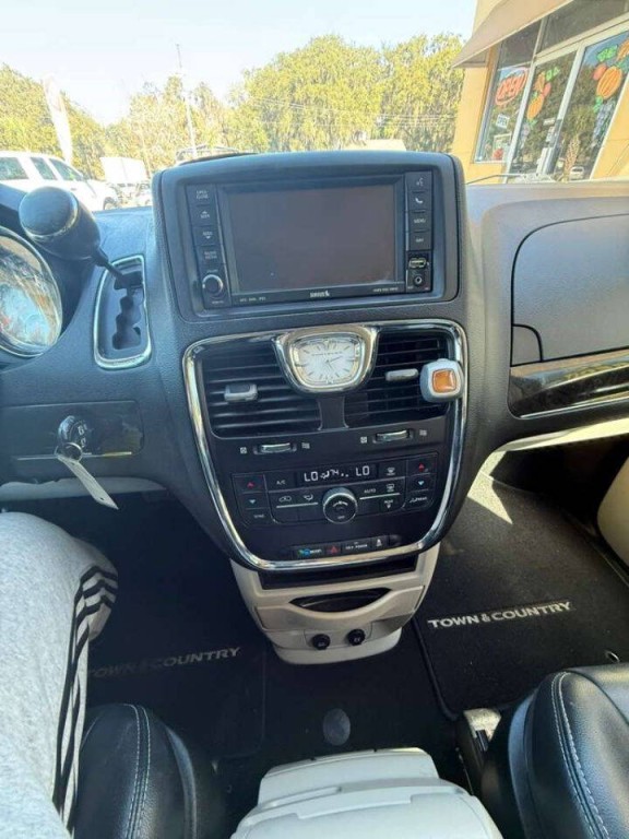 2013 Chrysler Town & Country Image 12