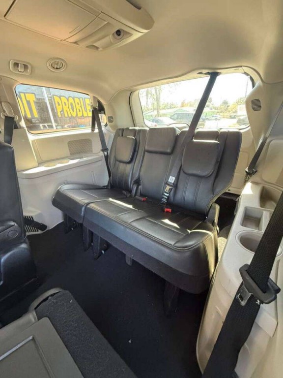 2013 Chrysler Town & Country Image 13