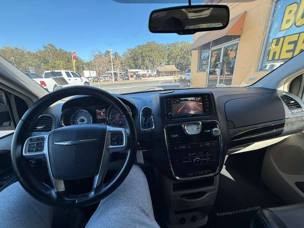 2013 Chrysler Town & Country Image 14