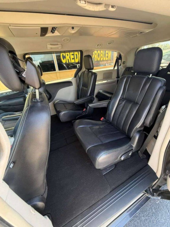 2013 Chrysler Town & Country Image 15