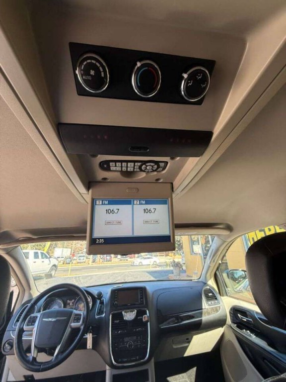 2013 Chrysler Town & Country Image 17