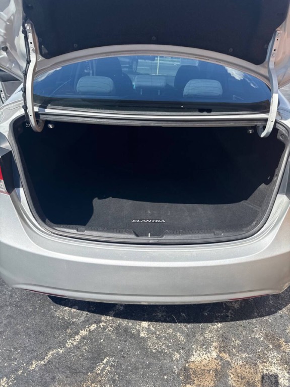 2011 Hyundai Elantra Image 15